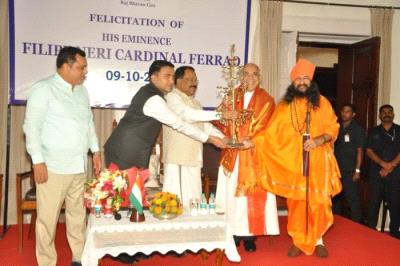 Felicitation of His Eminence Cardinal Filip Ferrao at Raj Bhavan in Presence of H. H. Shree Shree Shree Sadguru Bhau Maharaj