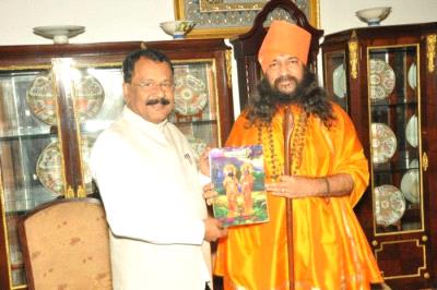 Felicitation of His Eminence Cardinal Filip Ferrao at Raj Bhavan in Presence of H. H. Shree Shree Shree Sadguru Bhau Maharaj