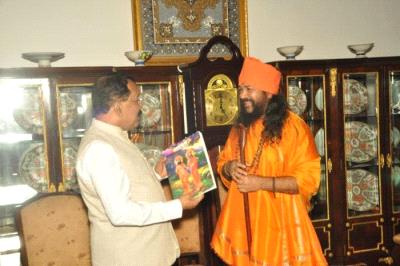 Felicitation of His Eminence Cardinal Filip Ferrao at Raj Bhavan in Presence of H. H. Shree Shree Shree Sadguru Bhau Maharaj